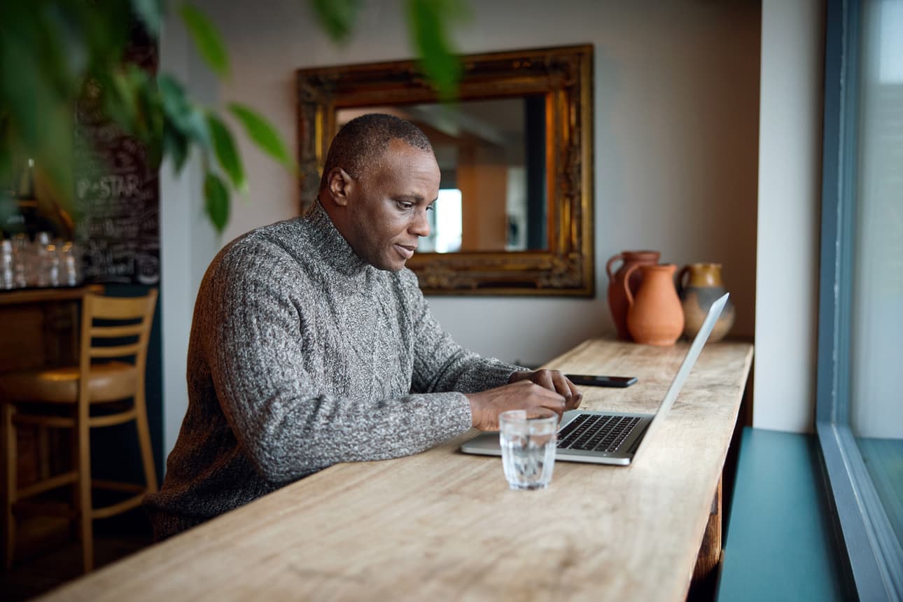 Man working on his laptop in a cafe